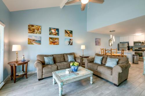 Bright Key Allegro Condo with Community Outdoor Pool in Rockport, USA