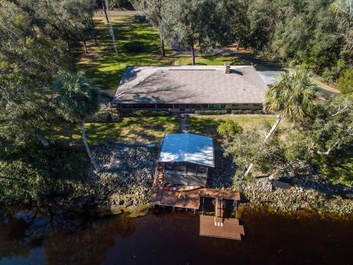 Withlacoochee Riverhouse in Yankeetown, USA