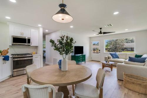 Central Lafayette location w/King Bed & Coffee Bar Central Lafayette location w/King Bed & Coffee Bar