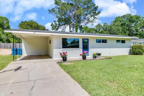 Central Lafayette location w/King Bed & Coffee Bar Central Lafayette location w/King Bed & Coffee Bar