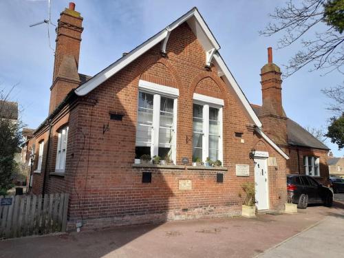 3 The Old Schoolhouse: hot tub, log burner, parking, en-suite