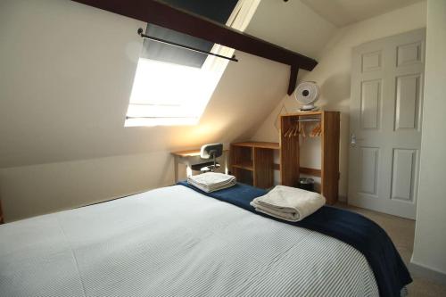 3 The Old Schoolhouse: hot tub, log burner, parking, en-suite