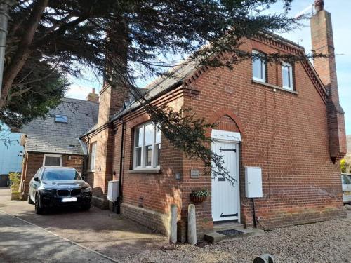 3 The Old Schoolhouse: hot tub, log burner, parking, en-suite