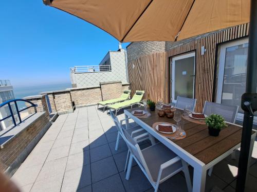 Duplex met zonnig terras aan haven en zee