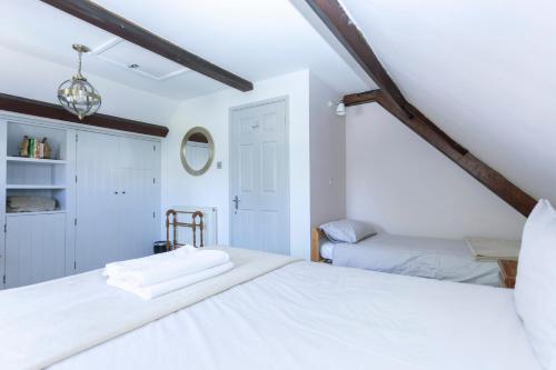 3 The Old Schoolhouse: hot tub, log burner, parking, en-suite