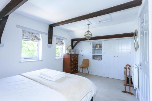 3 The Old Schoolhouse: hot tub, log burner, parking, en-suite