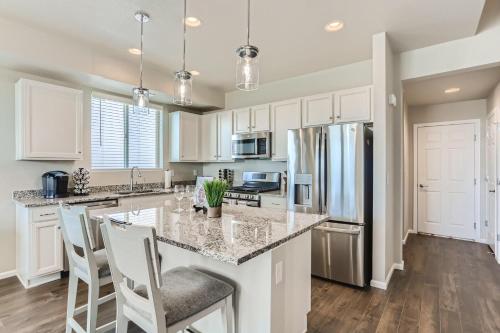 Brand New Townhome with King Suite Near DIA