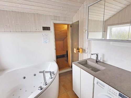 Spa, Three-Bedroom Holiday home in Gromitz 13 in Lenste