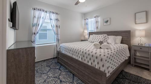 Six-Bedroom House image 9