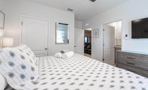 Six-Bedroom House image 8