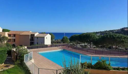 Appartements avec piscine, tennis nature et plage à pied