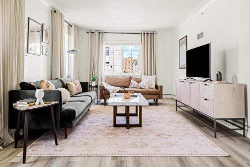 Modern Comfort - King Beds - Walk to Sloans Lake in Denver, USA