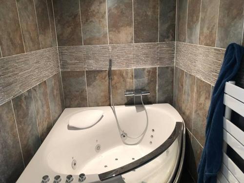 Bathroom, Maison de village avec patio in Bessan
