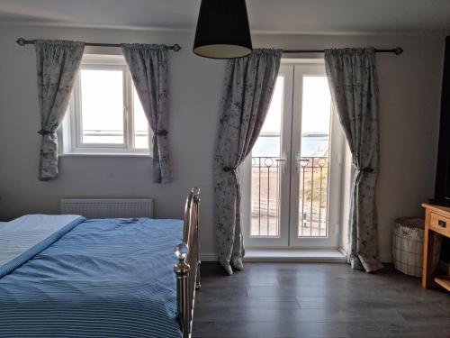 Beach View Couples Retreat Aberavon Beach Direct Seafront panoramic Sea Views large driveway parking gîte à louer Afan Lido
