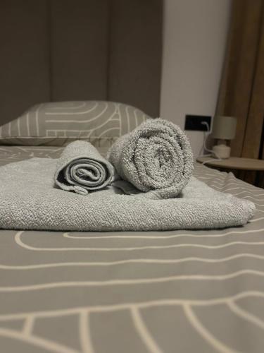 Rooms 10 mins walk from train station! in กาเซม