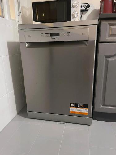 Rooms 10 mins walk from train station! in กาเซม