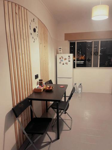 Rooms 10 mins walk from train station! in กาเซม
