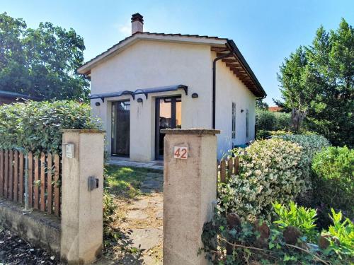  Cosy holiday home with private garden 5 minutes from Lake Trasimeno, Ferienwohnung in Panicarola