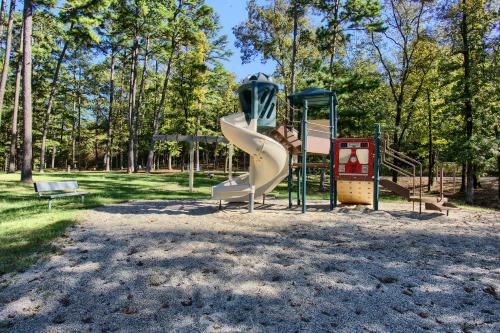 The Americana - Parker Creek Bend Cabins - 놀이터