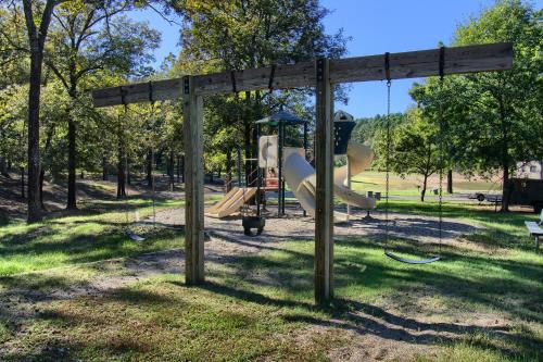 The Americana - Parker Creek Bend Cabins - 놀이터