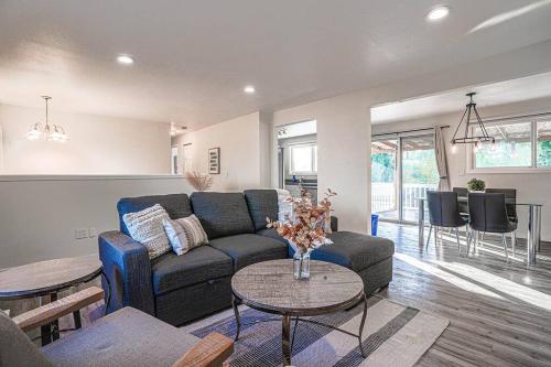 Spacious 4BR Home - 5 min to SeaTac Airport - Tap to explore photos