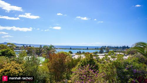 Bermagui jewel holiday house 5 Bedroom Uninterrupted views central location Bermagui Linen & Wifi Provided