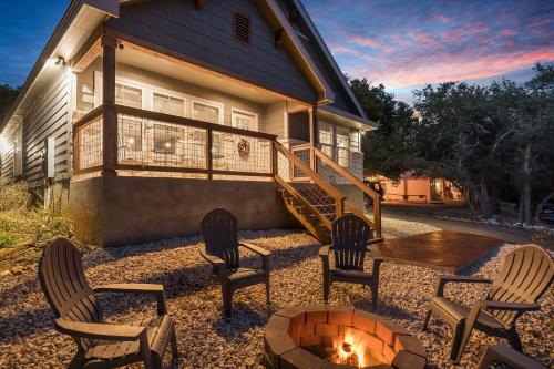 The Overlook Cottage . King Bed . Mini Lake View in Canyon Lake, USA
