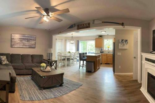 Bungalow near Winnisquam Lake! Sleeps 14 in Sanbornton, USA
