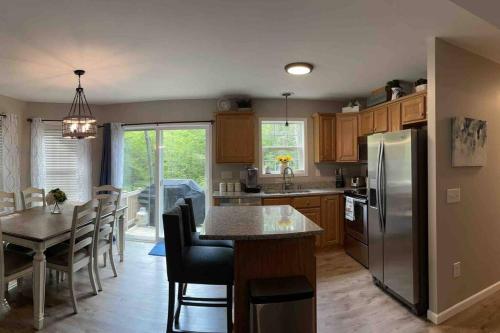 Bungalow near Winnisquam Lake! Sleeps 14 in Sanbornton, USA