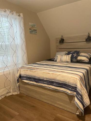 Bungalow near Winnisquam Lake! Sleeps 14 in Sanbornton, USA