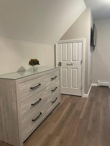 Bungalow near Winnisquam Lake! Sleeps 14 in Sanbornton, USA