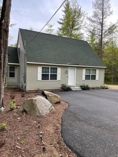 Bungalow near Winnisquam Lake! Sleeps 14 in Sanbornton, USA