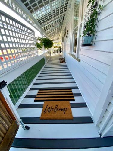 入口, Little bird in 史密斯頓