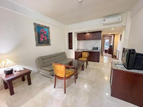 Beach Apartment inside Resort Walking Distance to the beach