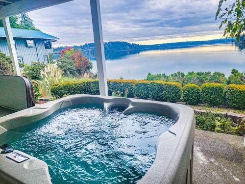 Shelton Waterfront hot tub fire pit beach garden - Shelton