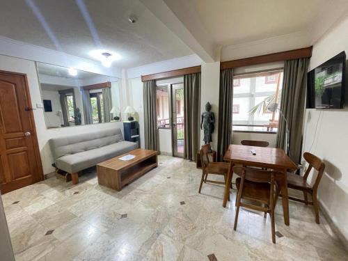 Beach Apartment inside Resort Walking Distance to the beach