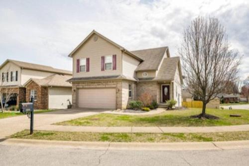 Spacious home across from Louisville in New Albany in New Albany, Vereinigte Staaten von Amerika