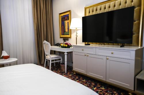 Deluxe King Room image 2