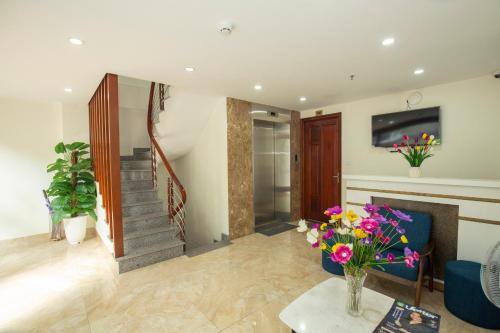 Queen Room with Balcony room in Sumitomo10 Apartment - Lane 12 Dao Tan street