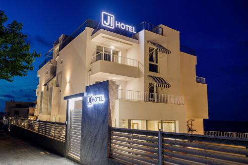 Deluxe Double Room with Balcony and Sea View image 6