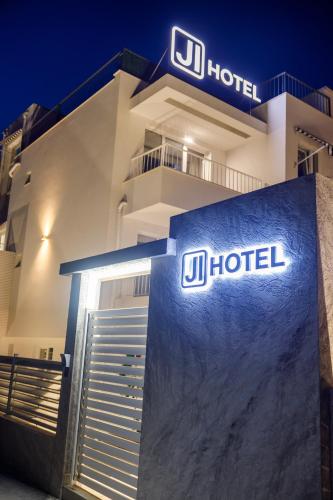 Deluxe Double Room with Balcony and Sea View image 7