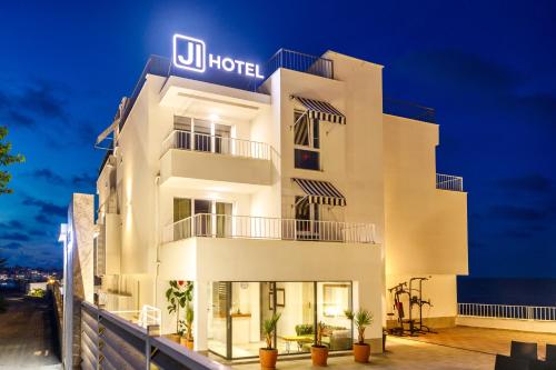 Deluxe Double Room with Balcony and Sea View image 8