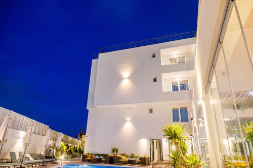 Deluxe Double Room with Balcony and Sea View image 9