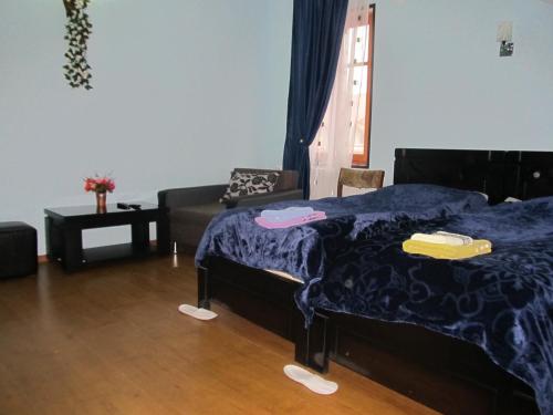 2 twin beds, 1 sofa bed