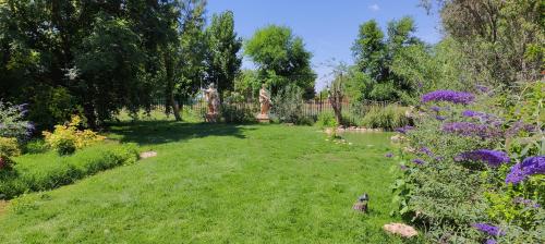 Refugio madera estilo árabe con estatuas, estanques y un pequeño zoo