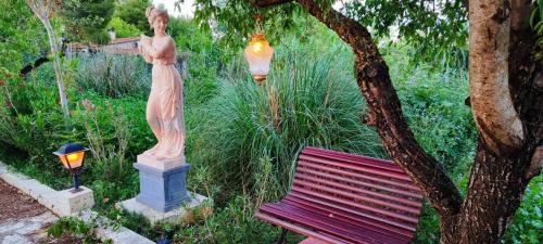 Refugio madera estilo árabe con estatuas, estanques y un pequeño zoo