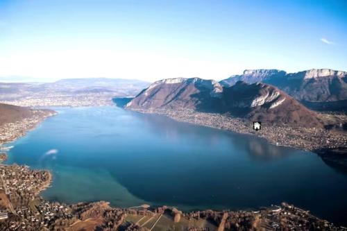 Studio indépendant 3 étoiles dans magnifique villa au bord du lac d'Annecy