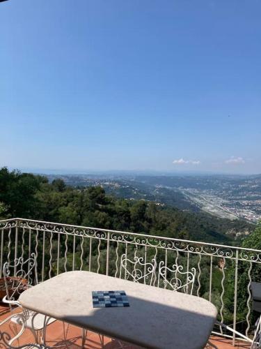 Maison ensoleillee avec vue panoramique jusqu a Antibes