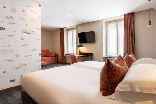 Signature Room with whirlpool bath image 6