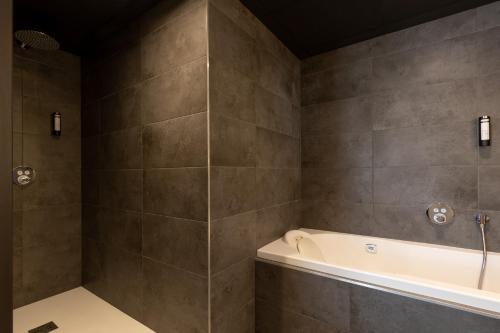 Signature Room with whirlpool bath image 3